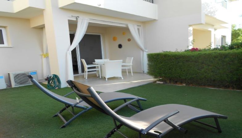 Modern groundfloor flat with garden located on a well-kept gated complex with pool